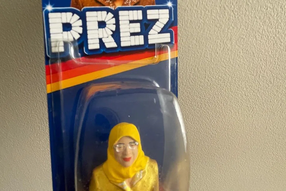 Cetusan idea kreatif jenama Bird Hand Toys yang menampilkan arca Puan Halimah Yacob pada bekas gula-gula vintaj ‘Prez’.