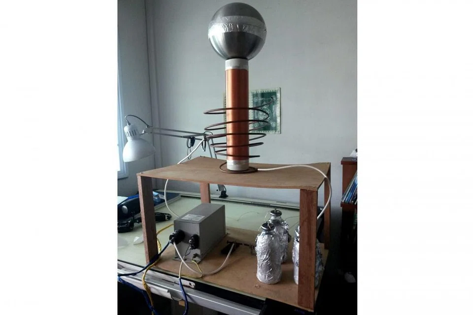 REKAAN PERTAMA: Encik Indrasyah berjaya menghasilkan gegelung tesla, sejenis alat yang boleh menghasilkan voltan tinggi dan mencipta arka elektrik atau 'petir' pada usia yang muda. 