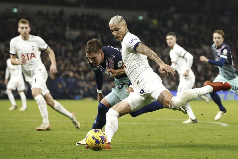 Penyerang Richarlison menjaringkan gol ketiga Tottenham Hotspur dalam perlawanan menentang Brentford. 