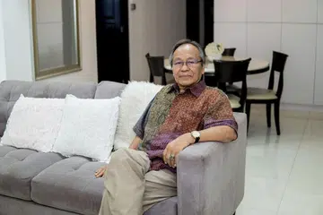 NASIHAT BERGUNA S. SAHLAN: Seorang pelakon mesti sentiasa berdisiplin - antaranya selalu datang awal ke set rakaman dan membuat persiapan sebelum ke set rakaman dengan menghafal skrip serta menyediakan beberapa pakaian sendiri seandainya diperlukan. - Foto BM oleh NUR DIYANA TAHA ''