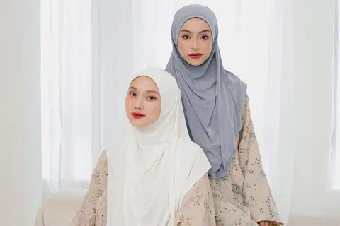 Everyday SlipOn Shawl ($27.90) daripada Maqayla adalah tudung sarung segera yang diperbuat daripada kain jersi mewah Korea. Ia sesuai untuk mereka yang sibuk namun tetap mahu lihat kemas tanpa perlu gunakan pin tudung. 