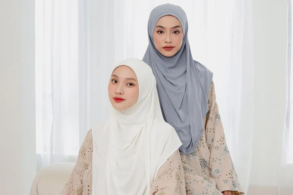Everyday SlipOn Shawl ($27.90) daripada Maqayla adalah tudung sarung segera yang diperbuat daripada kain jersi mewah Korea. Ia sesuai untuk mereka yang sibuk namun tetap mahu lihat kemas tanpa perlu gunakan pin tudung. 