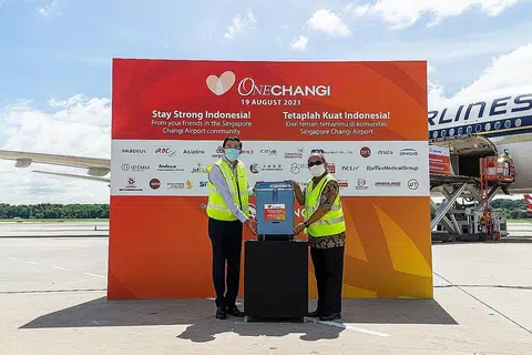 HULUR BANTUAN: Encik Lee (kiri) meyerahkan penumpu oksigen kepada Duta Besar Indonesia ke Singapura, Encik Suryo Pratomo dalam usaha memerangi wabak Covid-19 di negara itu. - Foto CHANGI AIRPORT GROUP
