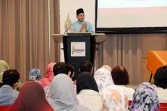 LANGKAH MURNI: Berucap di dialog anjuran PPIS, Mufti Dr Fatris berkata langkah keluarga membuka pintu rumah dan hati mereka kepada anak titipan adalah sesuatu yang mulia. - Foto JOHARI RAHMAT