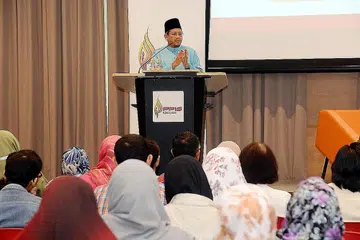 LANGKAH MURNI: Berucap di dialog anjuran PPIS, Mufti Dr Fatris berkata langkah keluarga membuka pintu rumah dan hati mereka kepada anak titipan adalah sesuatu yang mulia. - Foto JOHARI RAHMAT
