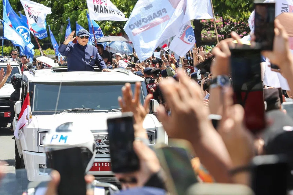 Encik Prabowo Subianto menaiki limousin MV3 Garuda buatan Indonesia melambai kepada orang ramai selepas pelantikannya di Jakarta pada 20 Oktober.