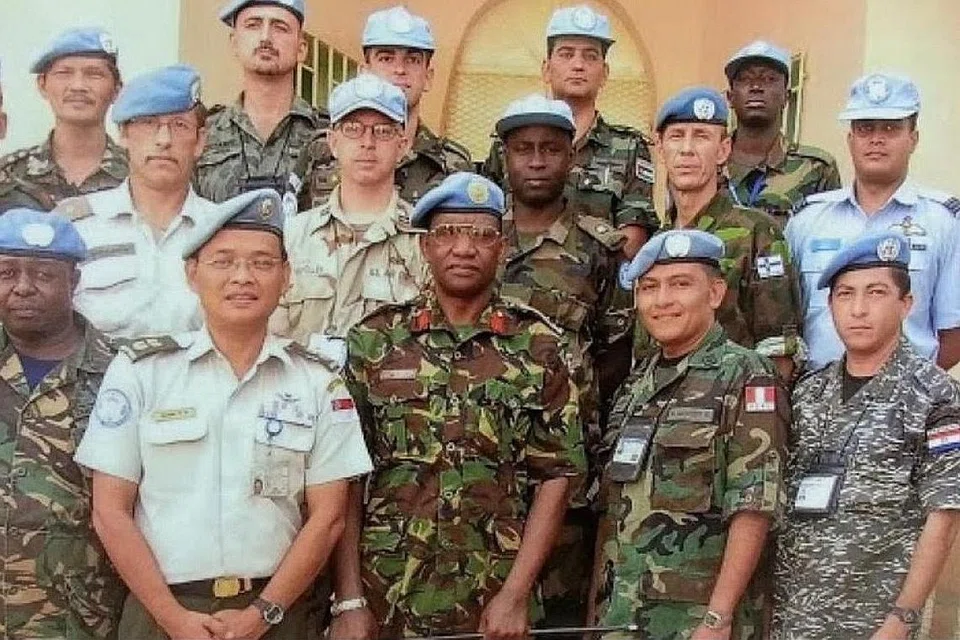 Gambar atas diambil semasa Encik Adam (barisan depan, dua dari kiri) yang ketika itu berpangkat Leftenan Kolonel berkhidmat sebagai Pemerhati PBB ke Misi Pertubuhan Bangsa-Bangsa Bersatu di Habsyah dan Eritrea dari 2002 hingga 2003. - Foto-foto MCCY, MISI PBB DI HABSYAH DAN ERITREA