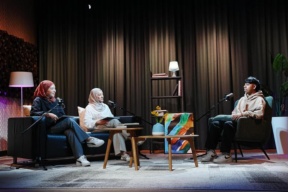 Encik Ricqo Rafiezuwan (kanan) berkongsi tentang pengalamannya sebagai individu yang tidak mempunyai kerakyatan di Singapura, bersama Penerbit dan Penyampai NoTapis, Cik Natasha Mustafa (dua dari kiri), dan Ketua Media Sosial, Cik Siti Aisyah Nordin, dalam episod NoTapis.