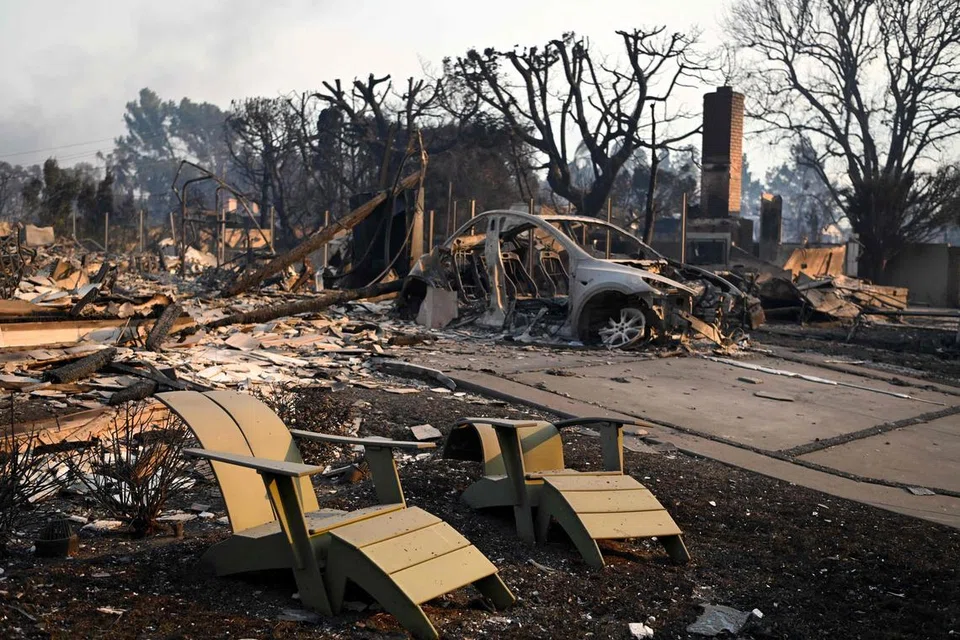 Kerusi rumput yang cair berhampiran sisa rumah yang musnah terbakar selepas kebakaran Palisades melanda Pacific Palisades, California, pada 8 Januari 2025. 