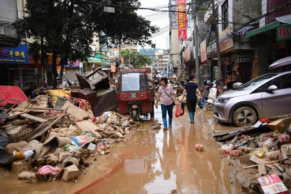 Penduduk berjalan di atas jalan yang dilanda banjir di Daerah Huaiji, Wilayah Guangdong, China, pada 19 Jun 2025 (gambar dikeluarkan pada 20 Jun 2025). Suruhanjaya Pembangunan dan Pembaharuan Negara memaklumkan pada 18 Jun bahawa sebanyak 60 juta yuan ($10.72 juta) telah diperuntukkan daripada bajet pusat bagi menyokong usaha bantuan banjir di wilayah Guangdong. Menurut pegawai tempatan, kira-kira 300,000 orang terjejas manakala 70,000 penduduk telah dipindahkan di kawasan Huaiji yang ditadbir Zhaoqing selepas beberapa hari hujan lebat.