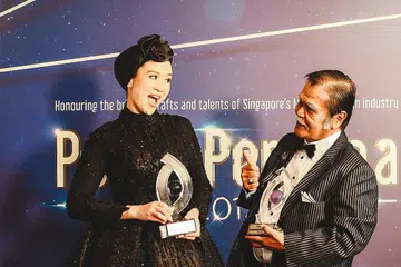 KENANGAN MANIS KELUARGA: Tahun ini merakamkan kenangan manis buat J.A. Halim sekeluarganya apabila beliau dan menantu naik pentas Pesta Perdana 2019 dengan kemenangan dalam kategori masing-masing yang dicalonkan. Sementara sang ayah menang Anugerah Pelakon Lelaki Terbaik dalam Watak Pembantu (Drama Khas/Antologi) bagi telefilem Gunting, menantunya, Fizah Nizam, meraih Anugerah Pelakon Wanita Terbaik dalam Watak Pembantu (Drama Bersiri) bagi Firasat (Musim Kedua). - Foto fail