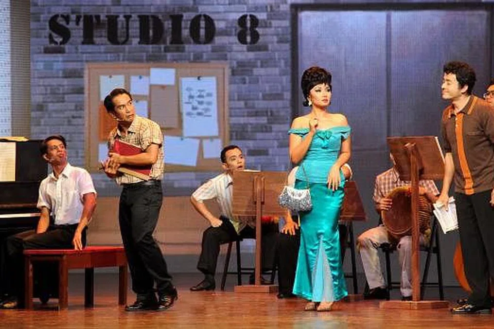 BABAK DALAM STUDIO: Antara babak dalam muzikal 'P. Ramlee The Musical' memaparkan suasana yang berlatar belakangkan Studio 8 di Jalan Ampas, Singapura. - Foto ENFINITI VISION MEDIA