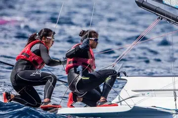 KE ARAH KEJAYAAN: Kimberly Lim (kiri) dan Cecilia Low merupakan pasukan Asia terpantas di tangga kesembilan dalam acara Piala Dunia Pelayaran (SWC) di Hyeres, Perancis, sekali gus melayakkan mereka ke peringkat akhir SWC. - Foto JESUS RENEDO