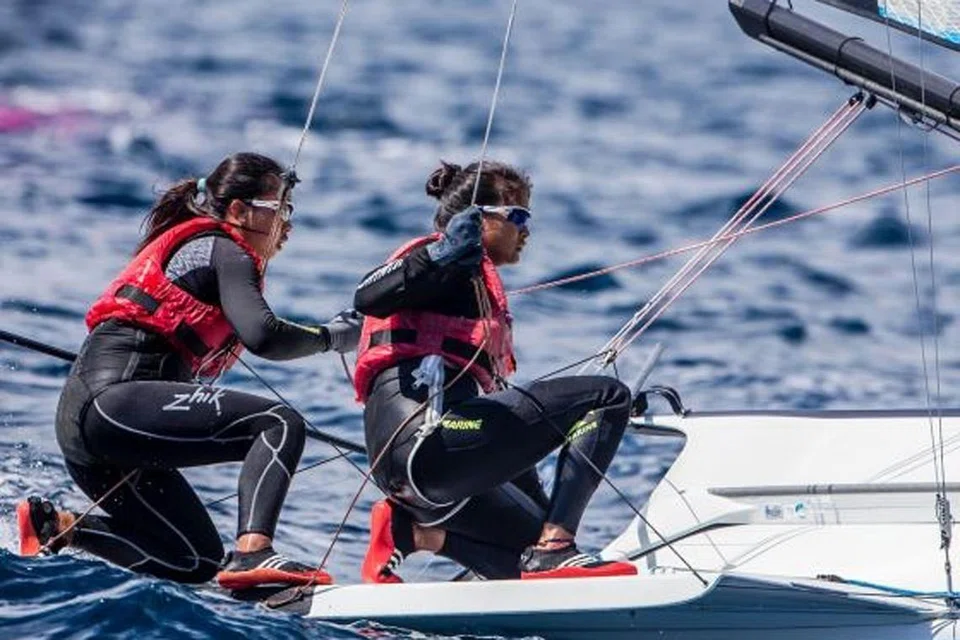 KE ARAH KEJAYAAN: Kimberly Lim (kiri) dan Cecilia Low merupakan pasukan Asia terpantas di tangga kesembilan dalam acara Piala Dunia Pelayaran (SWC) di Hyeres, Perancis, sekali gus melayakkan mereka ke peringkat akhir SWC. - Foto JESUS RENEDO