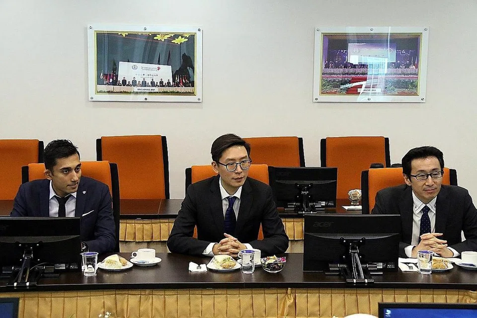 PERANGI JENAYAH DI PERINGKAT ANTARABANGSA: CAO10 Muhammad Imran (kiri) yang menyandang jawatan dalam Unit Jenayah Kewangan Interpol semasa lawatannya di Ketua-Ketua Polis Nasional Asean (Aseanapol). - Foto ASEANAPOL