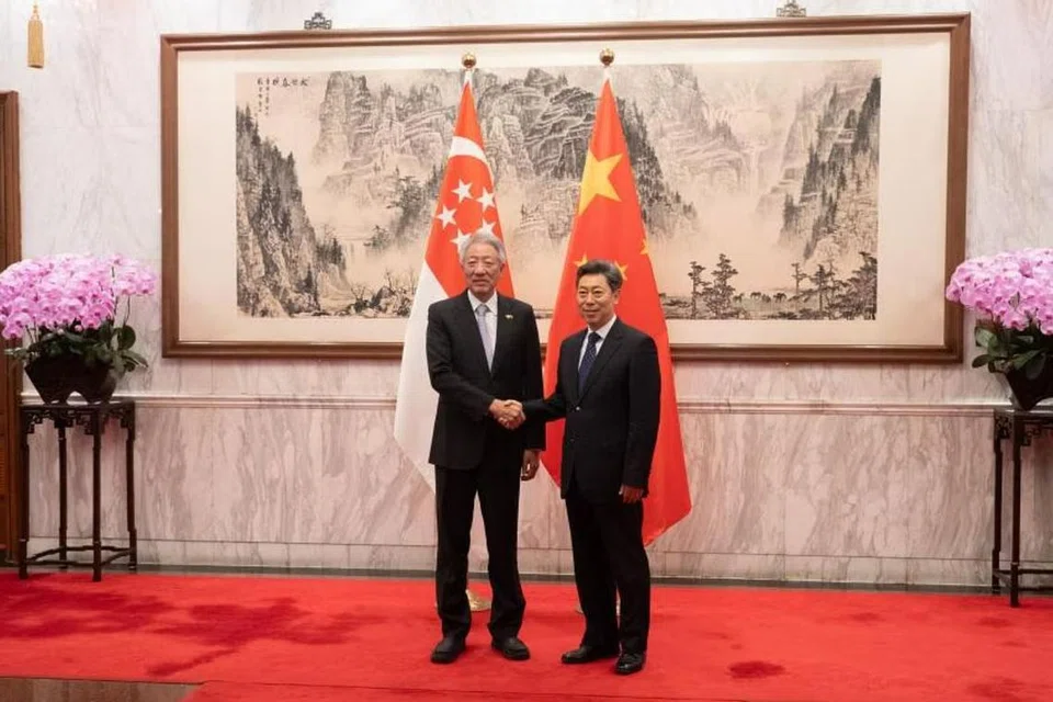 Encik Teo Chee Hean (kiri) bertemu ketua keselamatan China, Encik Chen Wenqing, di Wisma Negeri Diaoyutai pada 22 Mac 2024.
