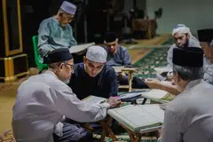 Ustaz Abdul Rahman Salam (dua dari kiri) semasa sesi ‘Mari Mengaji’ (secara fizikal) di Masjid Alkaff Kampung Melayu. Kini pihak masjid telah memperluaskan sesi ini kepada siaran langsung, atau live, di TikTok pula. 