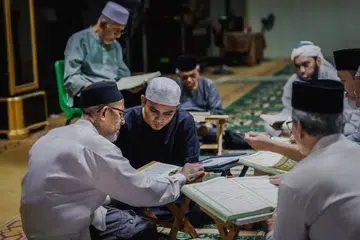Ustaz Abdul Rahman Salam (dua dari kiri) semasa sesi ‘Mari Mengaji’ (secara fizikal) di Masjid Alkaff Kampung Melayu. Kini pihak masjid telah memperluaskan sesi ini kepada siaran langsung, atau live, di TikTok pula. 