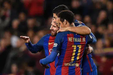 ALA TIGA 'PENDEKAR': Dengan kehadiran tiga bintang penyerang ini (dari kiri) Lionel Messi, Neymar dan Luis Suarez, Barcelona tentunya belum berputus asa apabila cuba bangkit daripada ketinggalan empat gol apabila menentang PSG dalam pertemuan kedua di Camp Nou. - Foto AFP