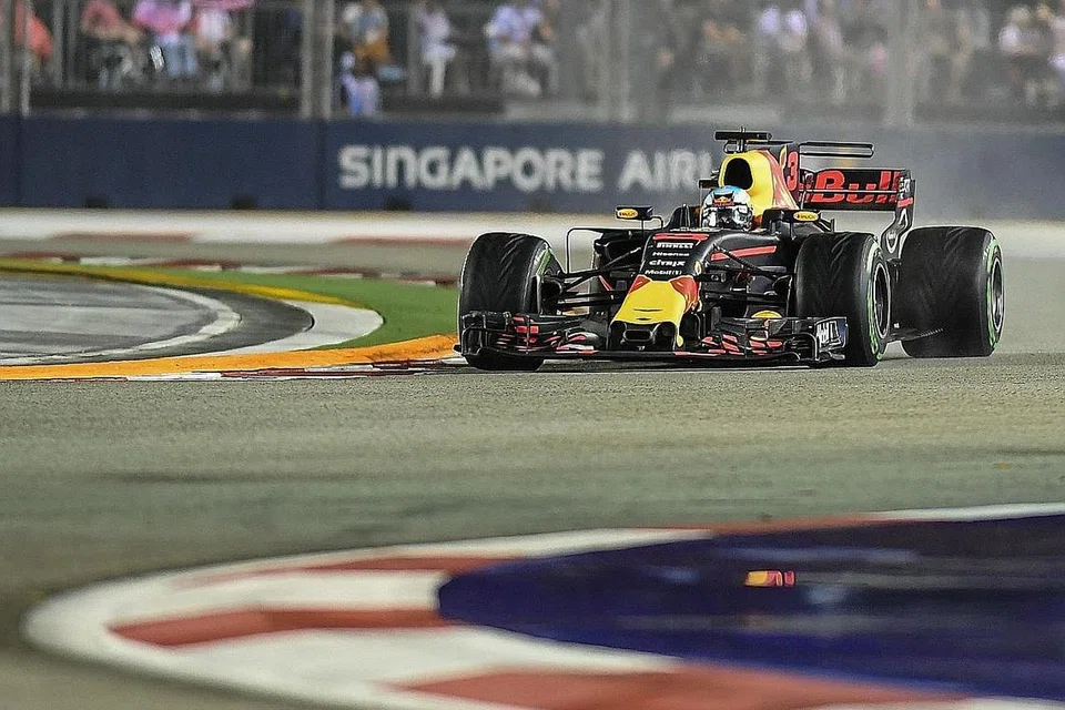 ACARA DINANTIKAN: Beberapa jalan raya di Marina Centre ditutup seminggu bagi membolehkan F1 berlangsung bulan depan. - Foto fail AFP