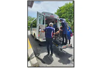 KEMUDAHAN PENGANGKUTAN: Pihak Masjid Hasanah menggunakan khidmat bas khas untuk warga emas yang berkerusi roda.