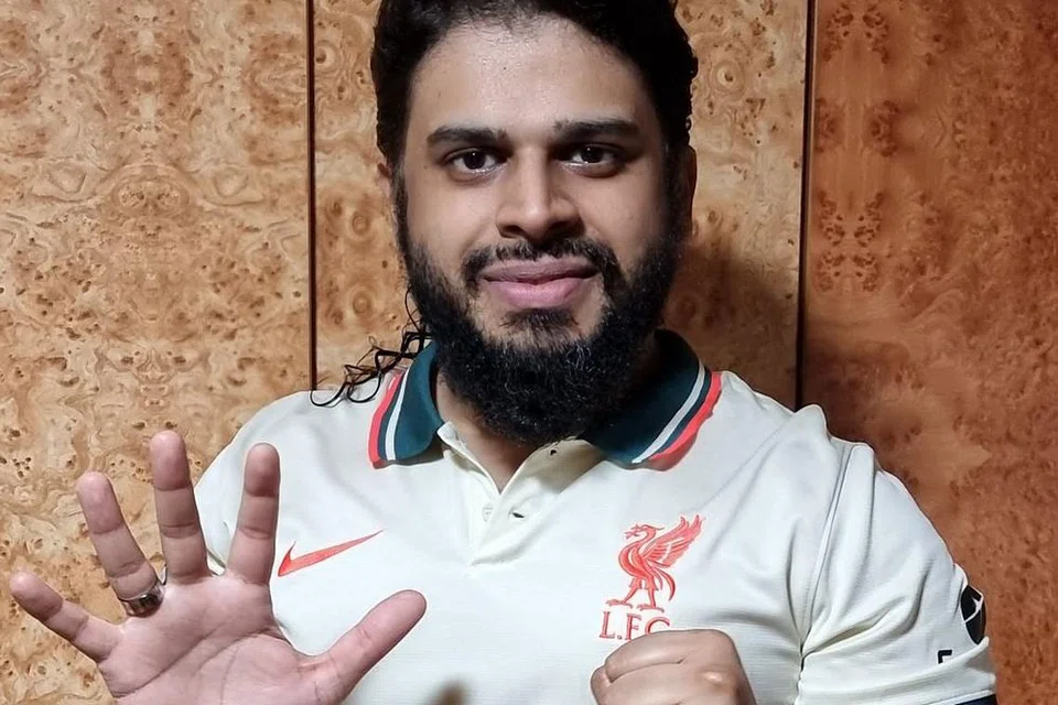 Muhammad Mustaffa Mohammed Yusoff, 35 tahun, Jurutera IT yang telah menyokong Liverpool sejak 1995. - Foto-foto ihsan MUHAMMAD MUSTAFFA