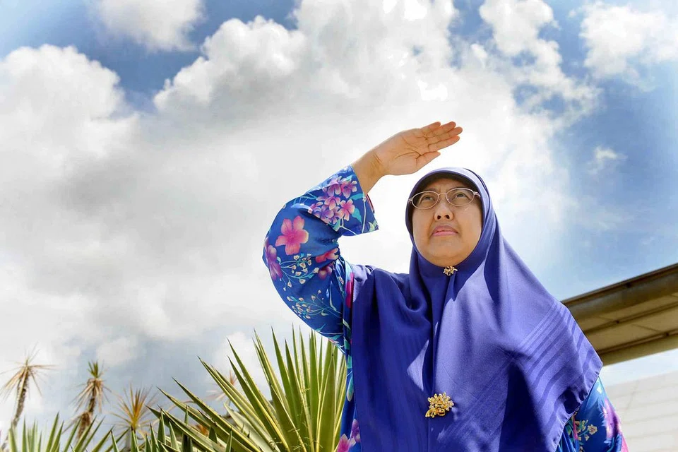 KERJA LIHAT LANGIT: Menurut Cik Hastuti Kasim, pengkaji cuaca kanan bersama Khidmat Kaji Cuaca Singapura (MSS), setiap awan mempunyai 'ceritanya' tersendiri dan beliau perlu memahami kelakuan dan ciri-ciri awan itu. - Foto M.O. SALLEH