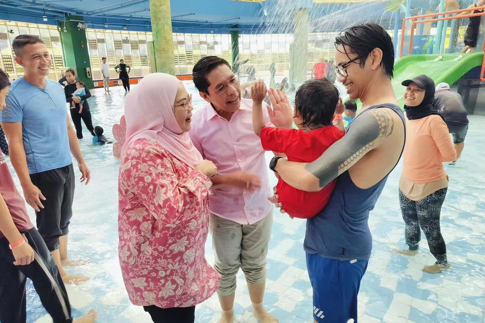 SERONOK BERSAMA: Menteri Kedua (Ehwal Luar merangkap Pendidikan), Dr Mohamad Maliki Osman dan isterinya, Cik Sadiah Shahal, berinteraksi bersama antara keluarga Projek Dian yang hadir bagi acara keluarga di Splash @ Kidz Amaze pada Sabtu.
