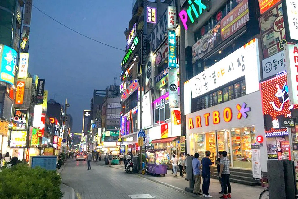 KEGEMARAN PENGUNJUNG: Seomyeon ibarat 'syurga' beli-belah di Busan dan menjadi pilihan ramai belia tempatan kerana adanya pelbagai kompleks beli-belah, pusat hiburan dan warung kafe moden. - Foto NURIANA YAHYA