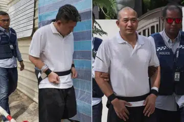 Polis membawa warga China, Feng Yunlong (gambar kiri) dan Zhang Yongxiang (gambar kanan), ke tempat kejadian pada 26 Disember, susulan kes pecah masuk di Greenleaf View di Holland Road.