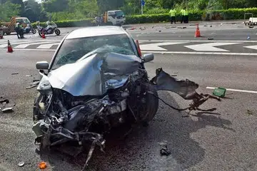 KESAN REMPUHAN: Kereta terbabit yang remuk teruk. Pemandunya kini ditahan berhubung kemalangan tersebut. - Foto SHIN MIN