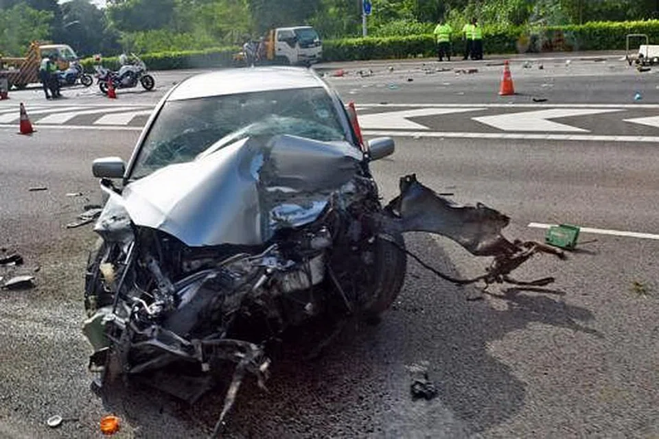 KESAN REMPUHAN: Kereta terbabit yang remuk teruk. Pemandunya kini ditahan berhubung kemalangan tersebut. - Foto SHIN MIN