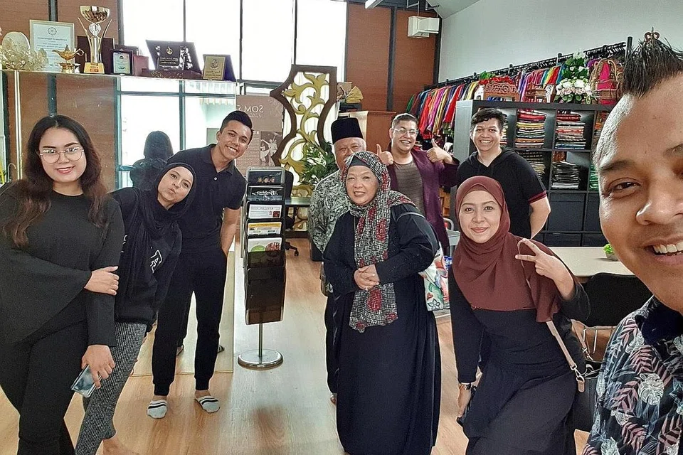 TINGKAT KEMAHIRAN: Adel Dzulkarnaen (paling kanan) bersama anggota Sri Warisan Som Said melengkapkan kemahiran digital dengan mengikuti kursus yang disiapkan geran. - Foto SRI WARISAN SOM SAID 