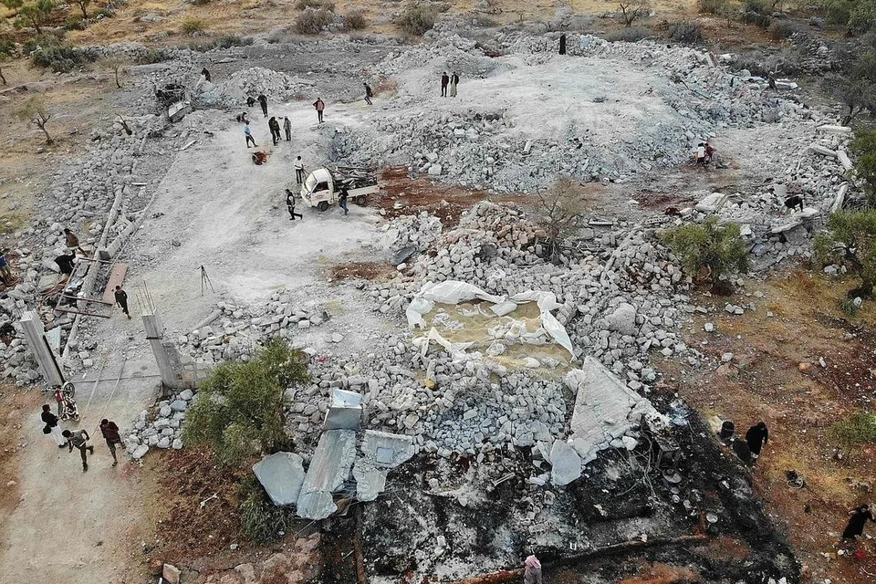 SAKI-BAKI OPERASI: Gambar dari udara ini (gambar atas) menunjukkan kawasan yang menjadi sasaran bedilan helikopter tentera elit Amerika dalam operasinya semasa memburu ketua ISIS, Abu Bakr al-Baghdadi, di perkampungan Barisha di wilayah Idlib, Syria. Operasi itu dilaporkan menyasarkan "anggota ISIS" di sebuah rumah dan kereta. Berita kematian Bahgdadi - yang dianggap sebagai "pengganas paling dikehendaki di dunia" - telah disahkan oleh Presiden Amerika Donald Trump dalam taklimatnya pada Ahad lalu. - Foto AFP