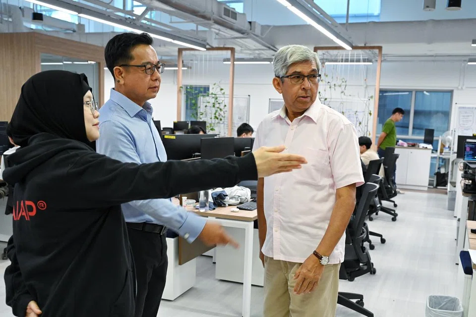 Jurutera AI, Cik Siti Nuruljannah Baharudin (kiri), bersama Pengarah Inovasi AI Singapura, Encik Laurence Liew (tengah) dan Penasihat AI Singapura, Dr Yaacob Ibrahim (kanan).