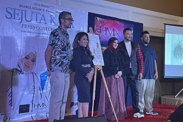 LUAS LANGKAH: (Dari kiri) Penggubah lagu Omar K, Cik Hilwah Brown dari Hilwah Maid Agency dan HMA Entertainment, penyanyi Diana Nazyra, Hazrul Nizam dan Adil Shakirin dari  Alternate Records & Talents Malaysia. di majlis pelancaran single Sejuta Kata di Hotel Royale Chulan, The Curve, Kuala Lumpur pada Selasa, 4 Julai.