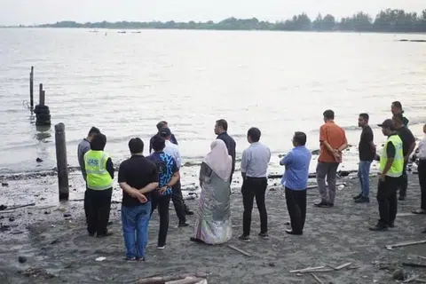 Pihak berkuasa Malaysia memeriksa kawasan yang terjejas akibat tumpahan minyak di Pengerang, Johor, pada 19 Jun.