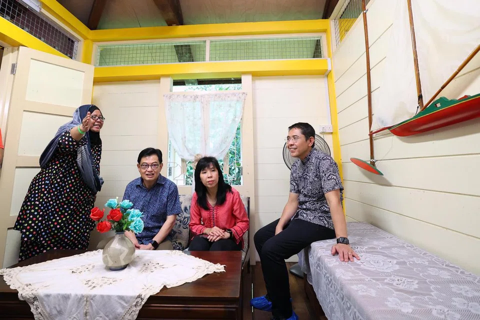 BERI TAKLIMAT: (Dari kiri) Sukarelawan dan Pengerusi Projek Rumah 22E, Cik Siti Rahmah Shamsudin, memberi taklimat mengenai rumah 22E yang telah dipulihara kepada Timbalan Perdana Menteri, Encik Heng Swee Keat; Timbalan Speaker, Cik Jessica Tan; dan Menteri di Pejabat Perdana Menteri, Dr Mohamad Maliki Osman, semasa acara perasmian di Pulau Ubin.