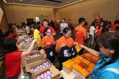 SALING MEMBANTU: Ramai rakyat Singapura telah tampil untuk menyediakan dan mendermakan barangan seperti pelitup muka dan sanitiser tangan semasa tempoh wabak Covid-19 demi membantu golongan warga emas dan mereka yang mudah terjejas. - Foto fail