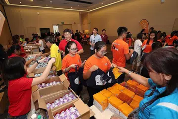 SALING MEMBANTU: Ramai rakyat Singapura telah tampil untuk menyediakan dan mendermakan barangan seperti pelitup muka dan sanitiser tangan semasa tempoh wabak Covid-19 demi membantu golongan warga emas dan mereka yang mudah terjejas. - Foto fail