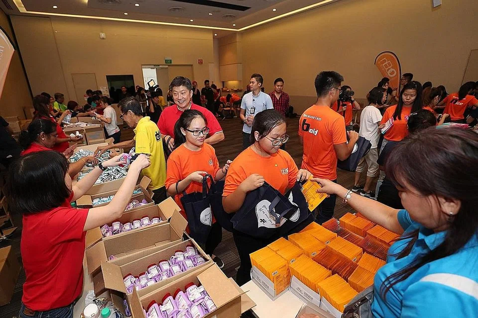 SALING MEMBANTU: Ramai rakyat Singapura telah tampil untuk menyediakan dan mendermakan barangan seperti pelitup muka dan sanitiser tangan semasa tempoh wabak Covid-19 demi membantu golongan warga emas dan mereka yang mudah terjejas. - Foto fail