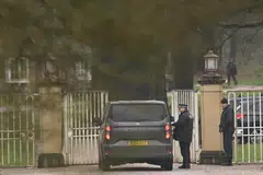 Sebuah kenderaan dilihat di luar Royal Lodge, sebuah kediaman di kawasan sekitar Istana Windsor dan bekas tempat tinggal Andrew Mountbatten-Windsor, adik kepada Raja Britain Charles, yang dahulunya dikenali sebagai Putera Andrew, selepas beliau ditahan pagi ini atas syak wasangka salah laku dalam jawatan awam, lapor BBC, susulan Jabatan Kehakiman Amerika Syarikat mendedahkan lebih banyak rekod berkait dengan mendiang pembiaya dan pesalah seks yang disabitkan, Jeffrey Epstein, di Windsor, Britain, 19 Februari 2026. 