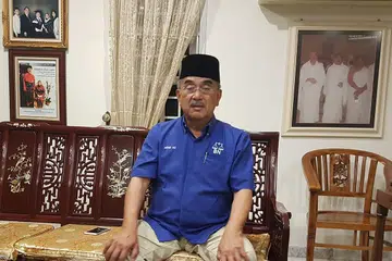 YAKIN RAMPAS KEMBALI KERUSI PARLIMEN: Tan Sri Mohd Ali Rustam yang semasa diwawancara Berita Harian di kediamannya di Bukit Katil, Jumaat lalu, yakin beliau akan menang kerusi Parlimen Hang Tuah Jaya yang sebelum ini diberi nama Bukit Katil. - Foto BH oleh CHAIRUL FAHMY HUSSAINI