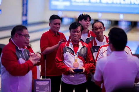 Pemain boling paralimpik, Kelvin Goh, 65 tahun (tengah), menjuarai acara final perseorangan lelaki TPB1, dengan 804 jatuhan pin.