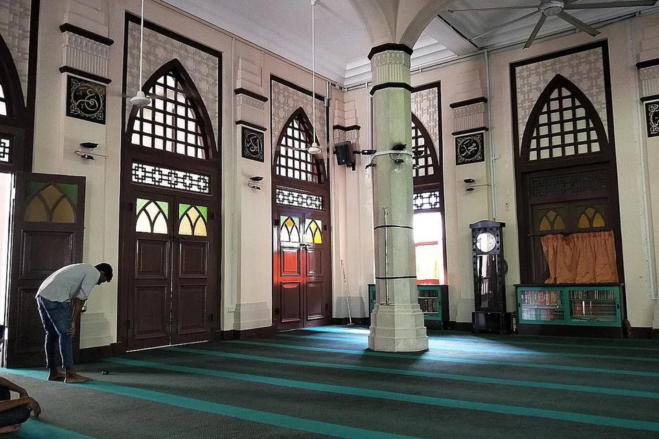 RUANG SOLAT: Masjid Hajjah Fatimah diwartakan sebagai monumen negara pada 1973 dan kini kekal sebagai tempat ibadah masyarakat Muslim dan sering juga menerima kunjungan pelawat dari serata dunia. - Foto INIAZ RAHIM
