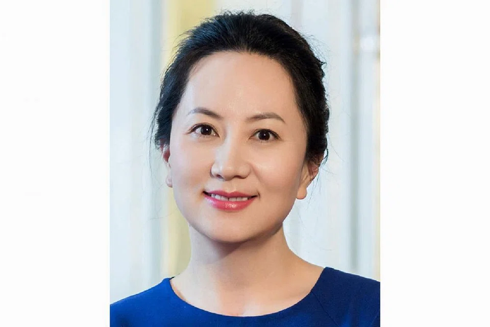 PENAHANAN TIMBUL TANDA TANYA: Cik Meng Wanzhou (atas), anak perempuan pengasas Huawei serta eksekutif kanan syarikat telekomunikasi itu, ditahan di Canada dan berhadapan ekstradisi ke Amerika Syarikat sekali gus menimbulkan kebimbangan tercetus semula perang dagang Amerika-China. - Foto AFP, REUTERS