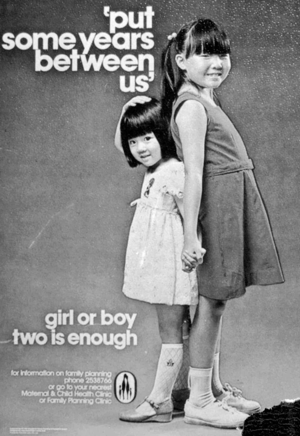 Beginilah antara reka bentuk poster bagi kempen pada 1960-an agar pasangan suami isteri tidak mempunyai lebih daripada dua orang anak.