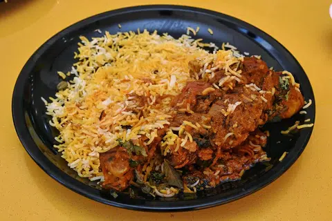 Beriani dam dengan betis kambing atau ‘lamb shank’ dijual pada harga $20. 