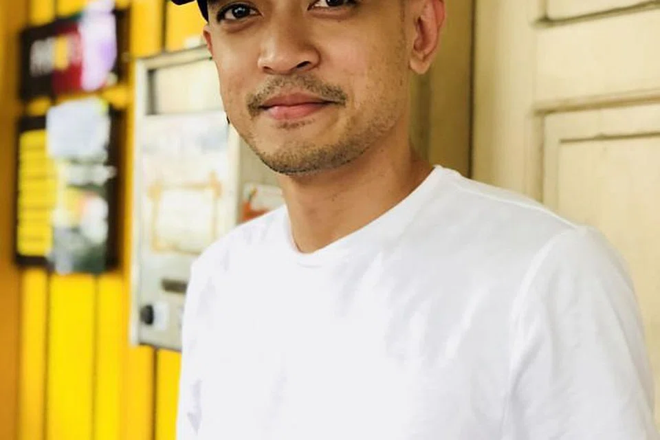 TIDAK PERNAH BERPUTUS ASA: Tomok sentiasa berusaha mencipta dirinya semula sebagai penyanyi solo yang terbuka pada kemahiran seni lain seperti berlakon dan melawak. -Foto BM oleh HARYANI ISMAIL