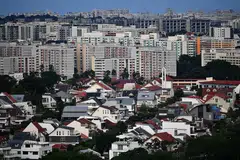 LEBIH BANYAK SOKONGAN BAGI YANG TINGGAL DI FLAT LEBIH KECIL: Laporan itu juga menunjukkan isi rumah rakyat Singapura yang tinggal di flat lebih kecil menerima lebih banyak sokongan. misalnya, mereka yang tinggal di flat satu dan dua bilik menerima bantuan $3,400 secara purata bagi setiap anggota - hampir empat kali lebih tinggi daripada mereka yang menetap di hartanah privet. - Foto fail